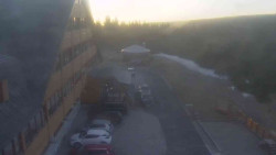 Parkoviště a hlavní vchod