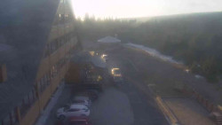 Parkoviště a hlavní vchod