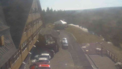 Parkoviště a hlavní vchod