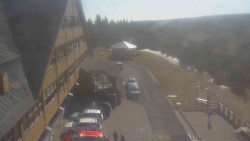 Parkoviště a hlavní vchod