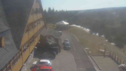 Parkoviště a hlavní vchod