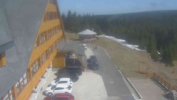 Parkoviště a hlavní vchod