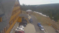 Parkoviště a hlavní vchod