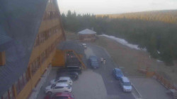 Parkoviště a hlavní vchod