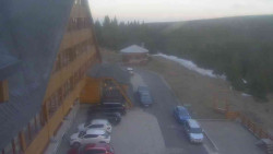 Parkoviště a hlavní vchod