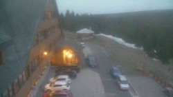 Parkoviště a hlavní vchod