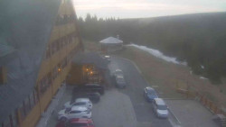 Parkoviště a hlavní vchod