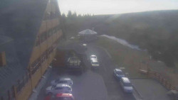 Parkoviště a hlavní vchod