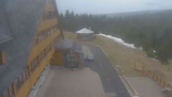 Parkoviště a hlavní vchod