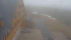 Parkoviště a hlavní vchod