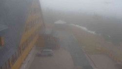 Parkoviště a hlavní vchod