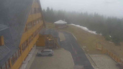 Parkoviště a hlavní vchod