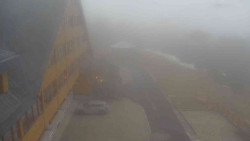 Parkoviště a hlavní vchod