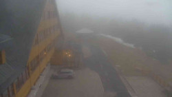 Parkoviště a hlavní vchod