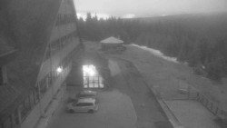 Parkoviště a hlavní vchod