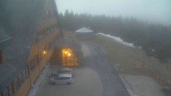 Parkoviště a hlavní vchod