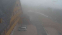 Parkoviště a hlavní vchod