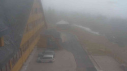 Parkoviště a hlavní vchod