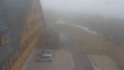 Parkoviště a hlavní vchod