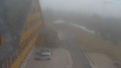 Parkoviště a hlavní vchod