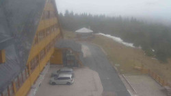 Parkoviště a hlavní vchod