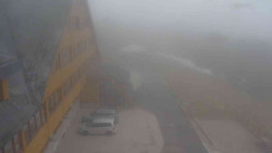 Parkoviště a hlavní vchod