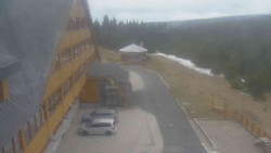 Parkoviště a hlavní vchod