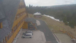 Parkoviště a hlavní vchod