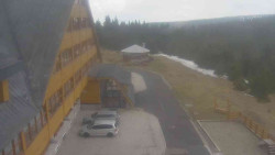 Parkoviště a hlavní vchod