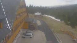 Parkoviště a hlavní vchod