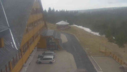 Parkoviště a hlavní vchod