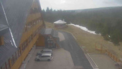 Parkoviště a hlavní vchod