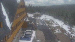 Parkoviště a hlavní vchod