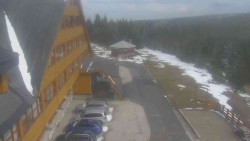 Parkoviště a hlavní vchod