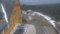 Parkoviště a hlavní vchod