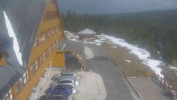 Parkoviště a hlavní vchod