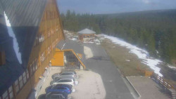 Parkoviště a hlavní vchod