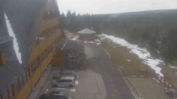 Parkoviště a hlavní vchod