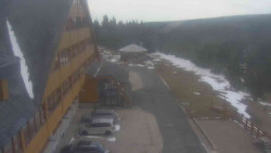 Parkoviště a hlavní vchod