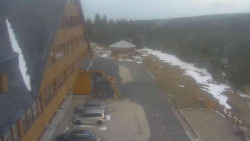 Parkoviště a hlavní vchod