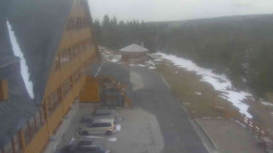 Parkoviště a hlavní vchod