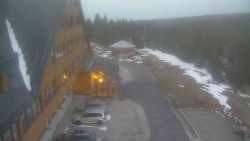 Parkoviště a hlavní vchod