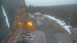 Parkoviště a hlavní vchod