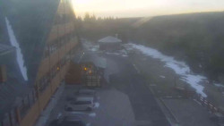 Parkoviště a hlavní vchod