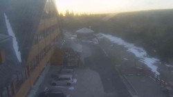 Parkoviště a hlavní vchod