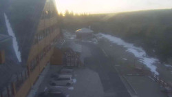 Parkoviště a hlavní vchod