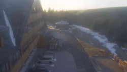 Parkoviště a hlavní vchod