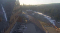 Parkoviště a hlavní vchod