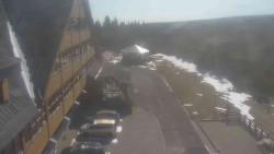 Parkoviště a hlavní vchod