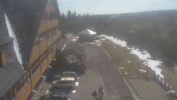 Parkoviště a hlavní vchod